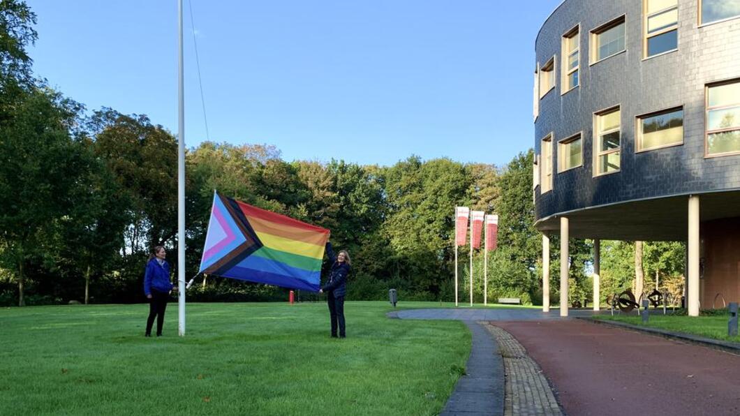 Progress vlag bij ons gemeentehuis
