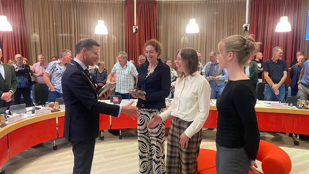 Burgemeester geeft bloemen