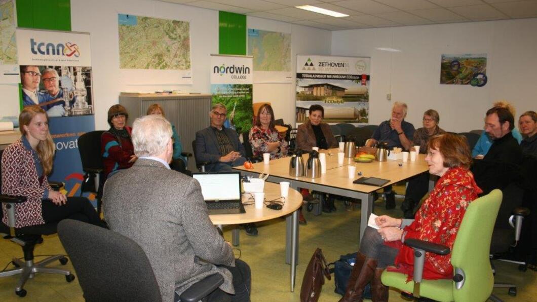 Er wordt geboeid geluisterd naar het verhaal van Anne Jan Zwart over het Ecomunitypark