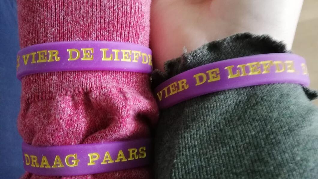 Armbandjes met de tekst 'Vier de liefde - draag paars'