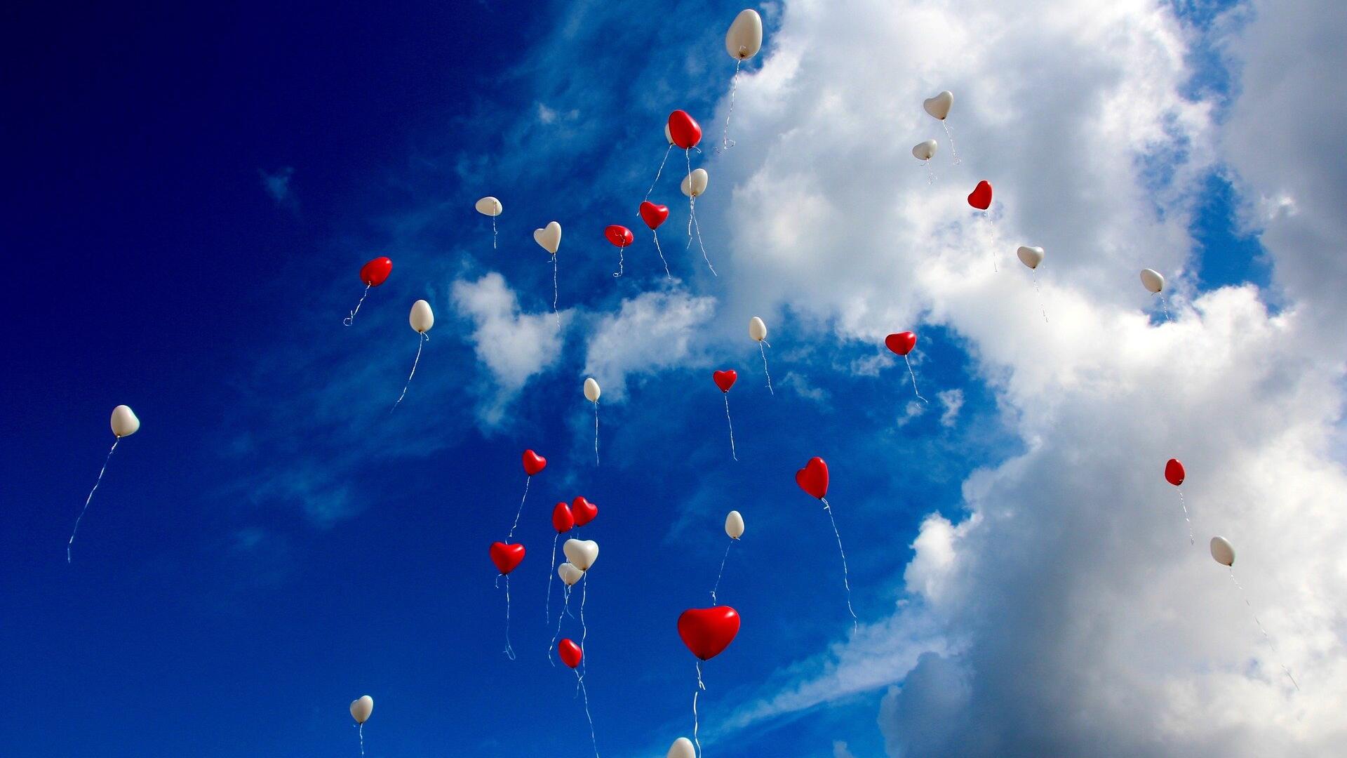 ballonen opgelaten in de lucht