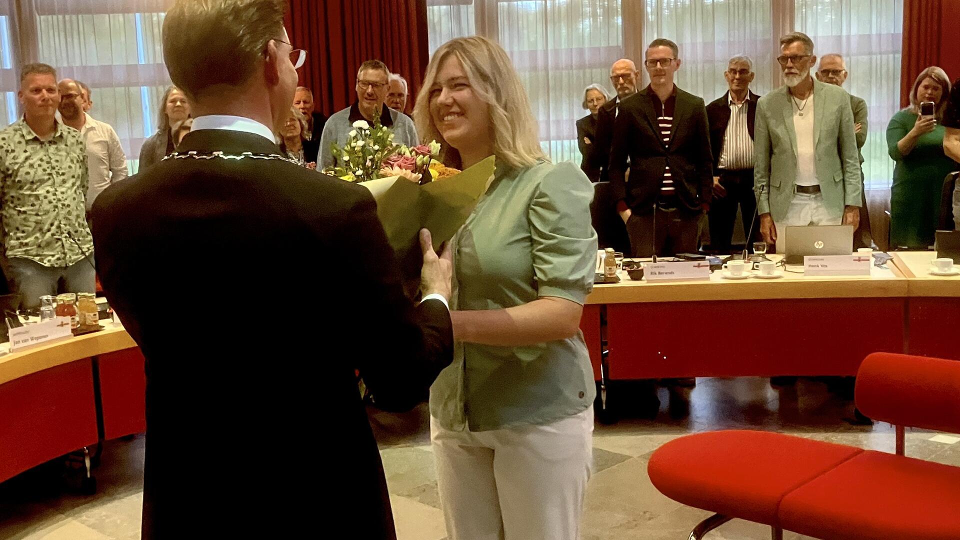 Lisa Edema ontvangt een bos bloemen