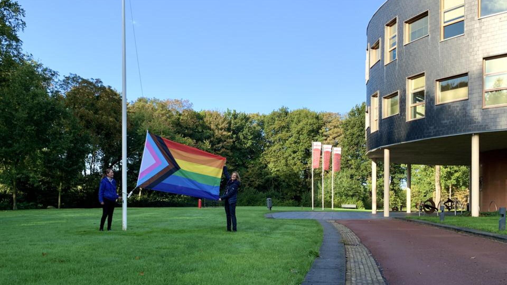 Progress vlag bij ons gemeentehuis